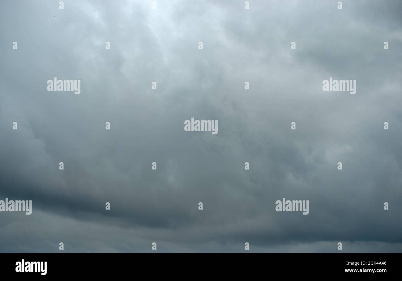 Incredibile oscura e drammatica formazioni di nubi nel cielo prima di un temporale Foto Stock