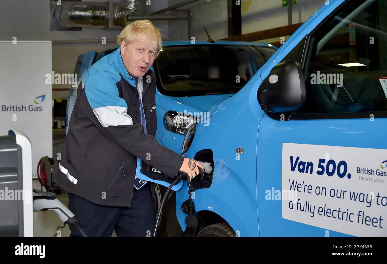 Il primo ministro Boris Johnson addebita un furgone elettrico durante una visita ad una British gas Training Academy nel Leicestershire. Data foto: Lunedì 13 settembre 2021. Foto Stock