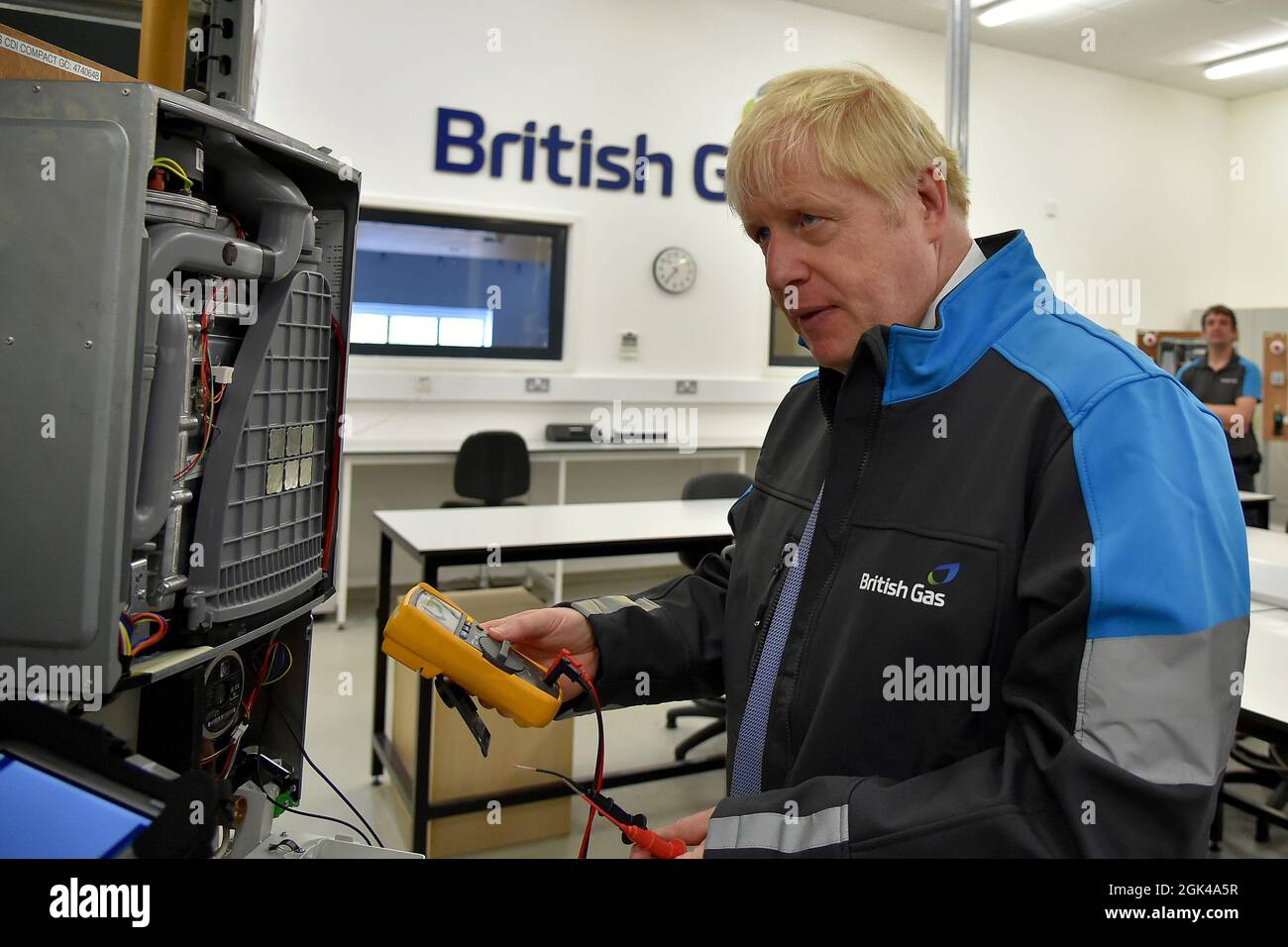 Boris Johnson tiene un pezzo di apparecchiatura di prova durante una visita ad un'accademia britannica di addestramento del gas nel Leicestershire. Data foto: Lunedì 13 settembre 2021. Foto Stock