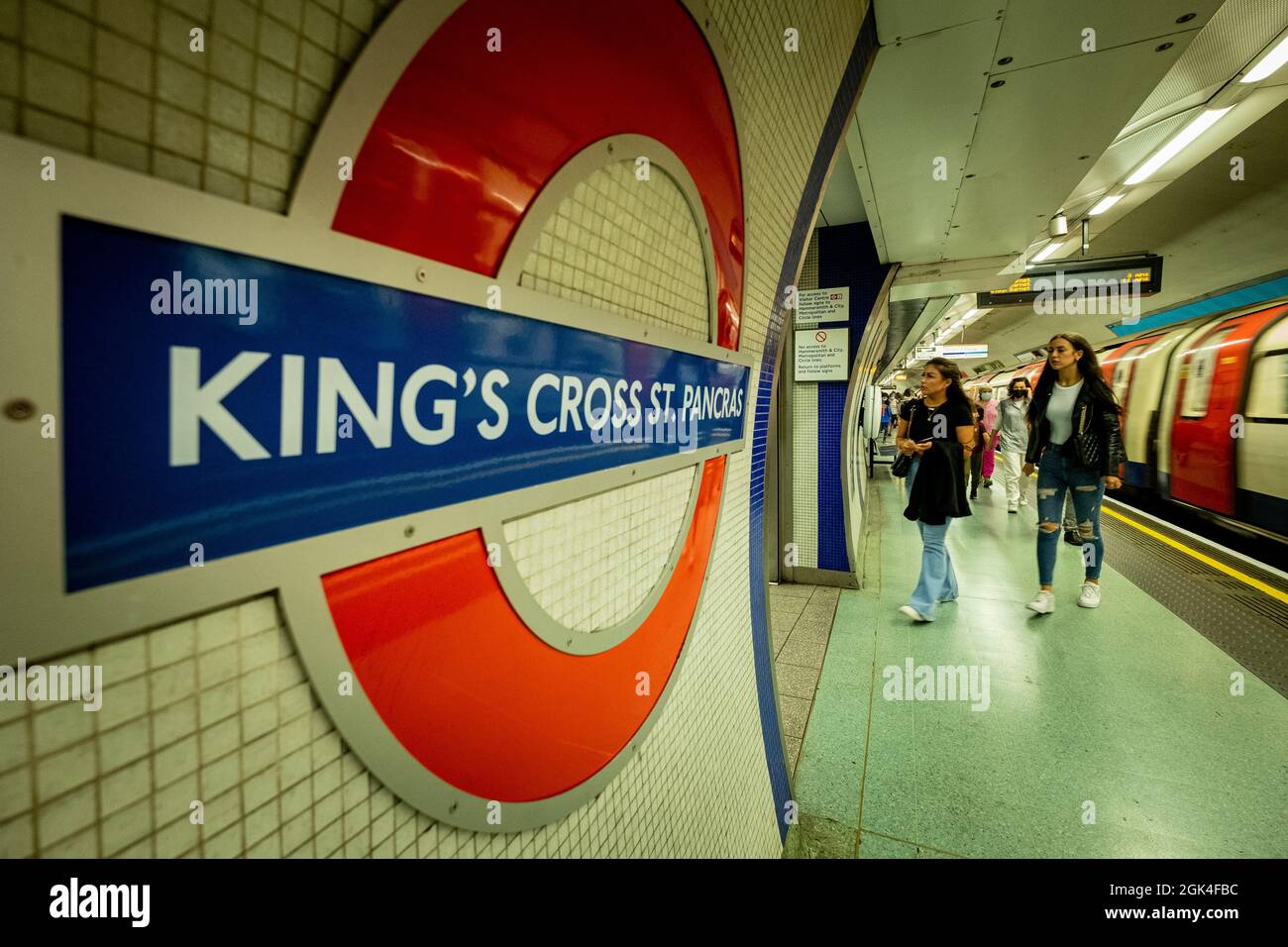 Londra - Settembre 2021: Stazione della metropolitana di Kings Cross St Pancras e treno della metropolitana Foto Stock