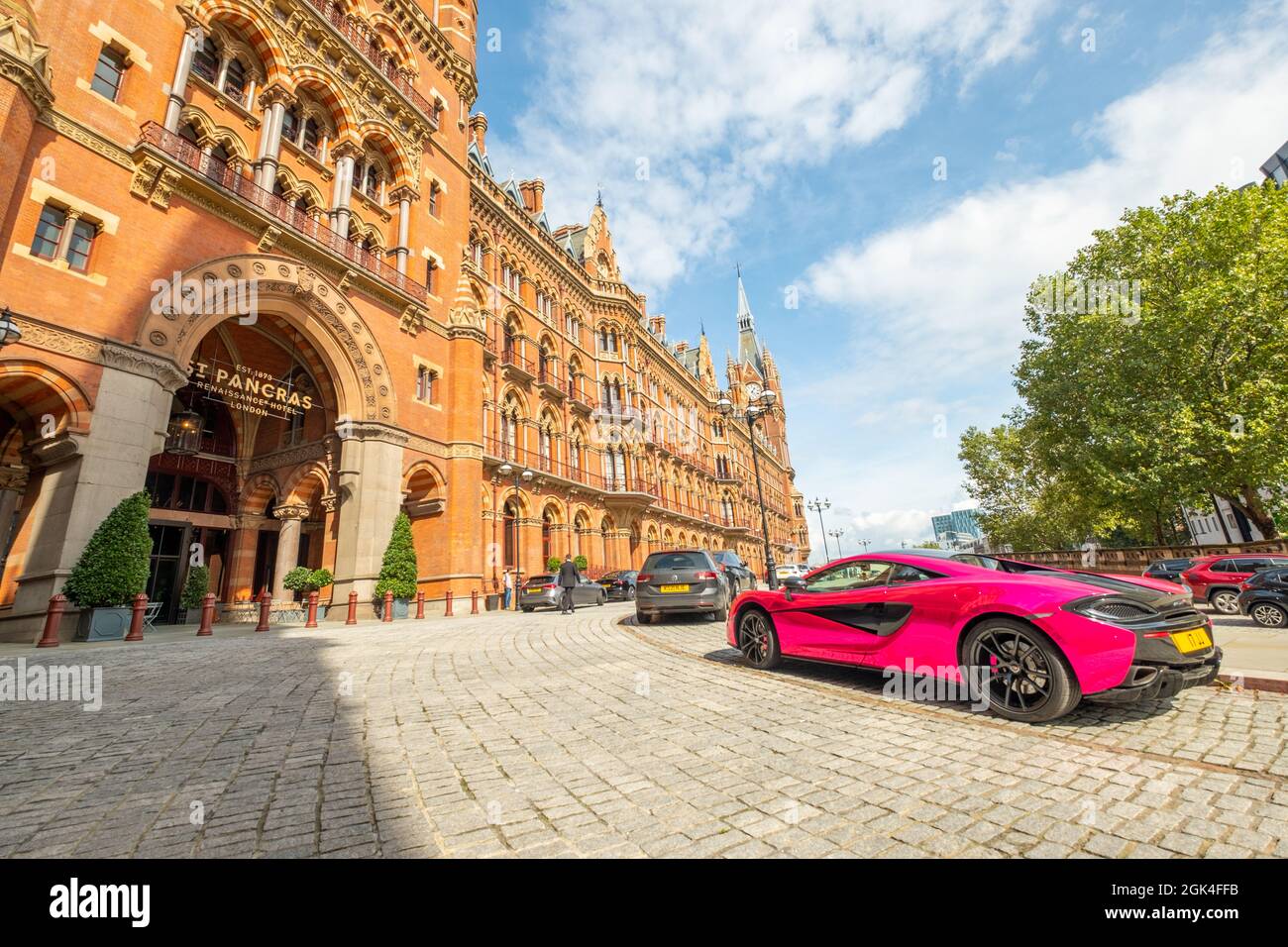 Londra - Settembre 2021: Il Marriott Renaissance St Pancras Hotel, un imponente storico annesso alla stazione ferroviaria internazionale di St Pancras Foto Stock