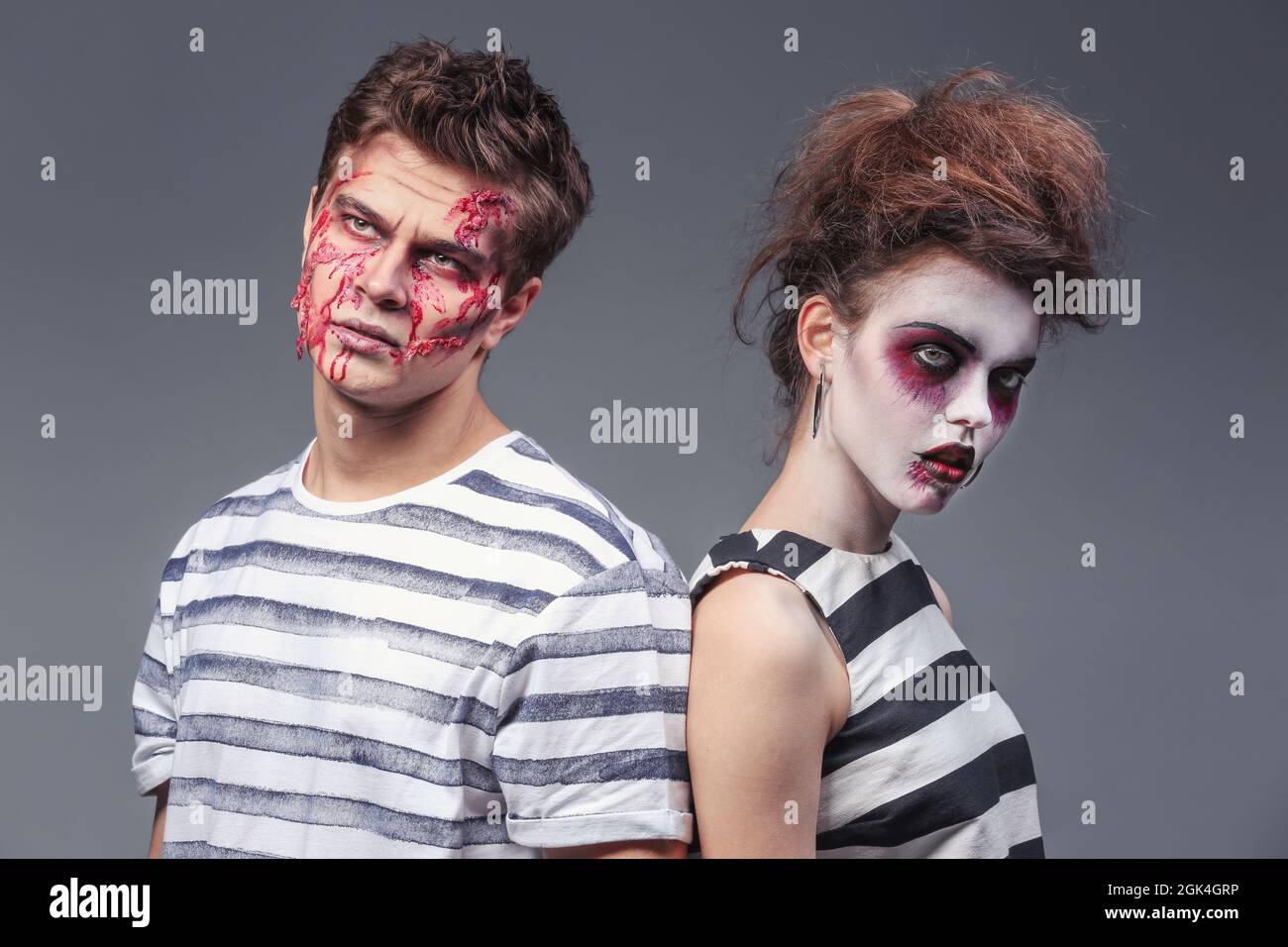 Giovane uomo e donna con trucco Halloween su sfondo grigio Foto stock -  Alamy