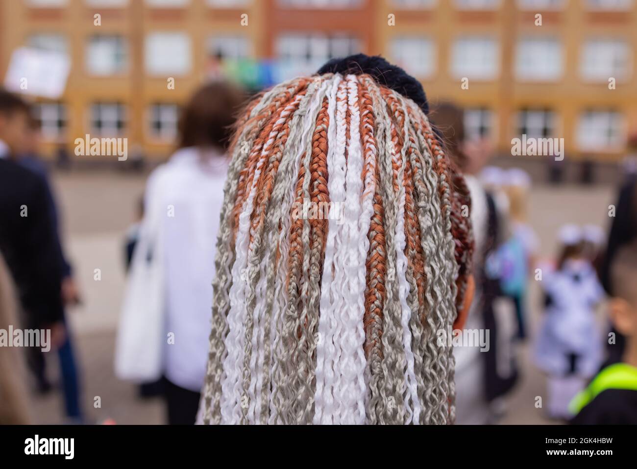 Giovane afro con trecce biondo Box, stile africano capelli anche noto come trecce Kanekalon. Primo piano sulla decorazione e lo stile Foto Stock