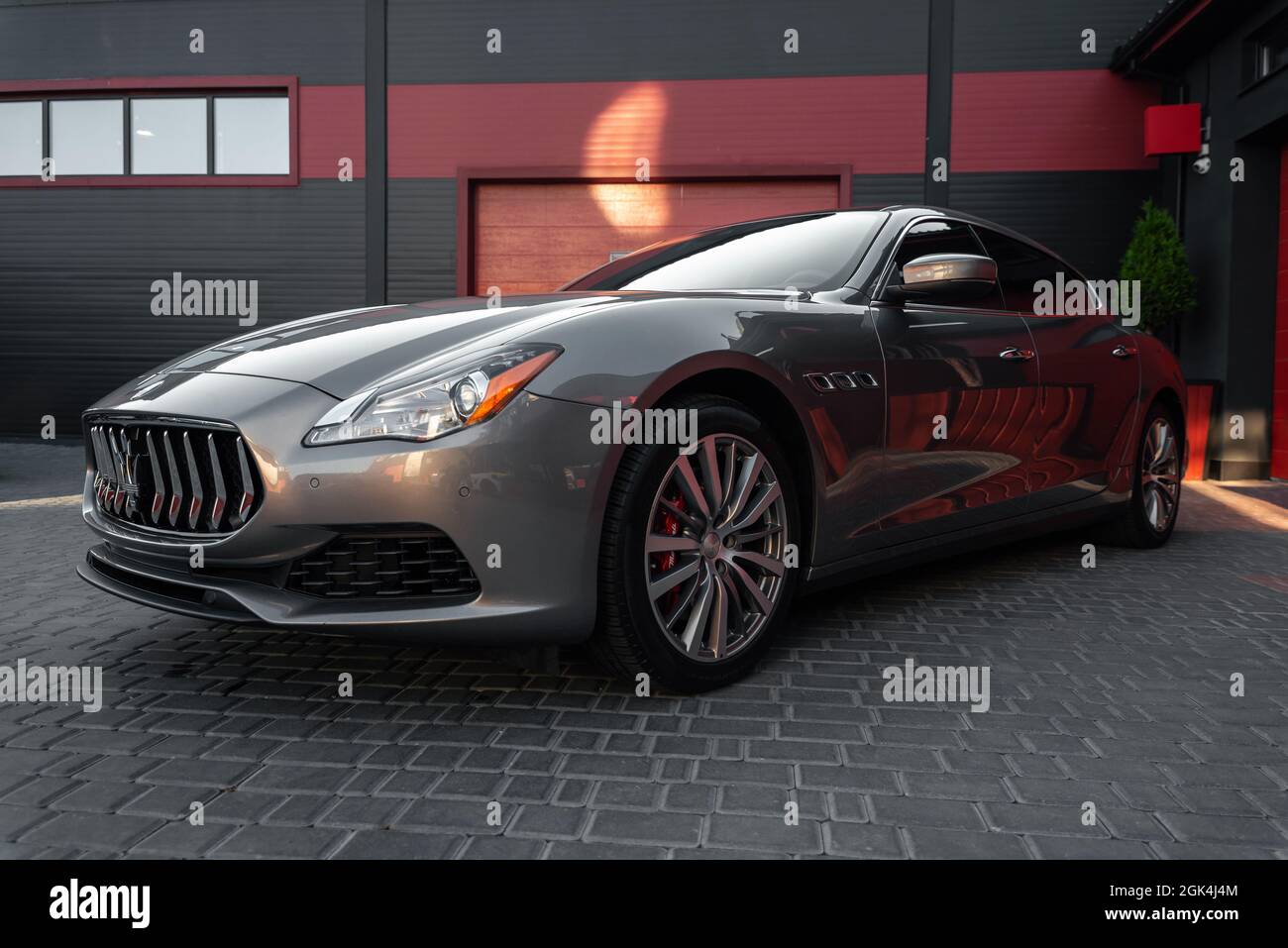 Ucraina, Odessa - 8 settembre 2021: Auto sportiva Maserati Ghibli parcheggiata vicino al garage. Vista laterale posteriore. Foto Stock