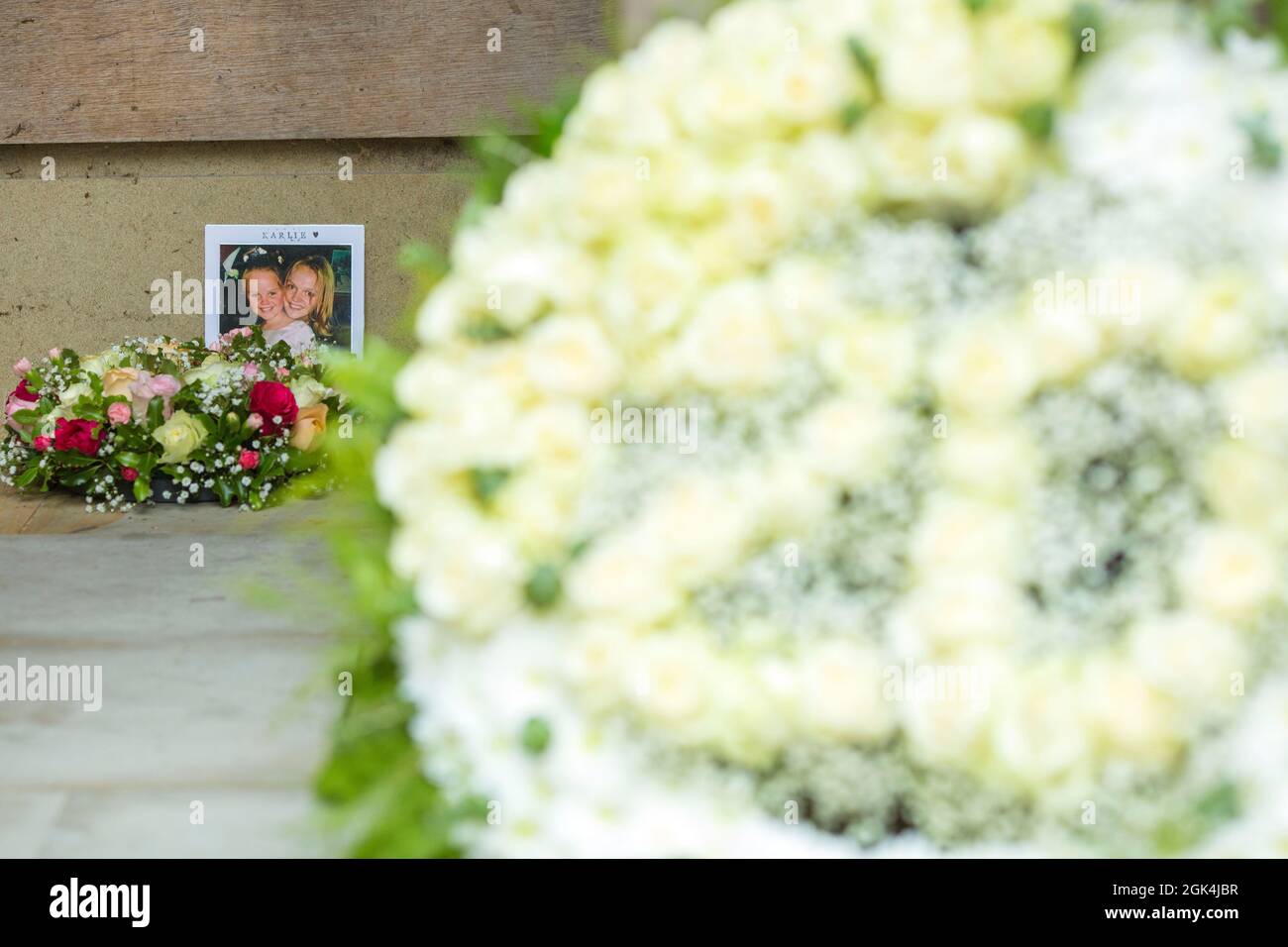 La gente visita un memoriale alle vittime dei 9/11 attentati terroristici di Grosvenor Square, Londra, in occasione del 20° anniversario degli attentati, il 11 settembre 2020 Foto Stock