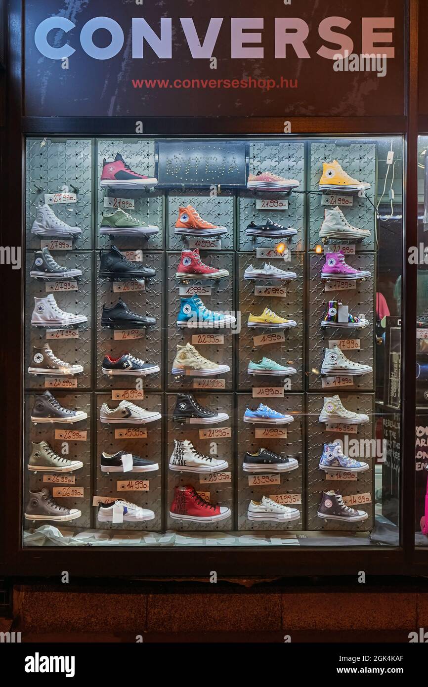 Le nuove scarpe esposti in una vetrina visualizzerete Foto Stock