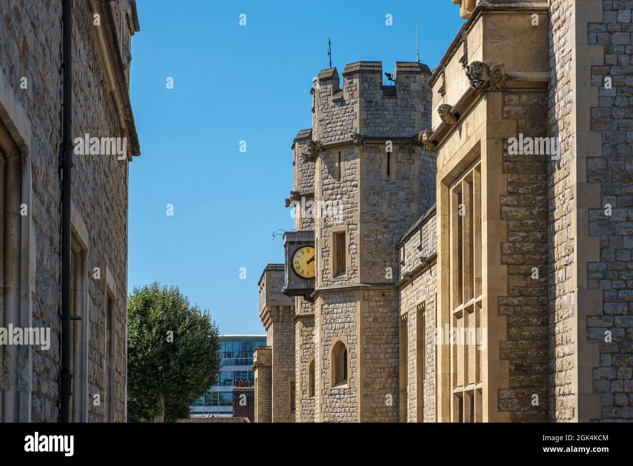 La caserma Waterloo, costruita nel 1078, è uno degli edifici principali della Torre di Londra e ospita i famosi gioielli della corona britannica. Foto Stock