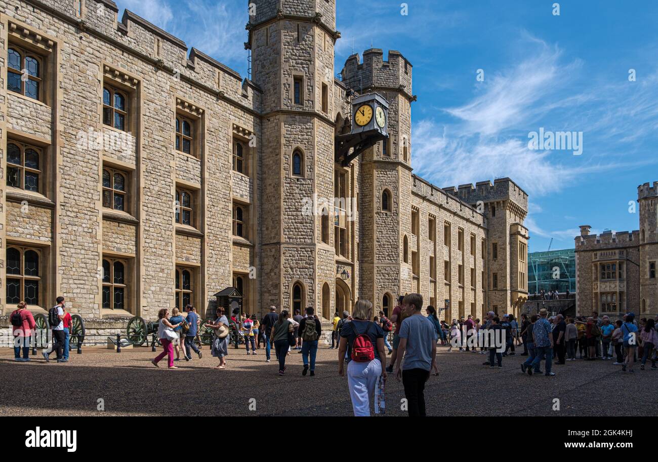 I turisti visitano le caserme di Waterloo, costruite nel 1078, uno degli edifici principali della Torre di Londra e ospita i famosi gioielli della corona britannica. Foto Stock