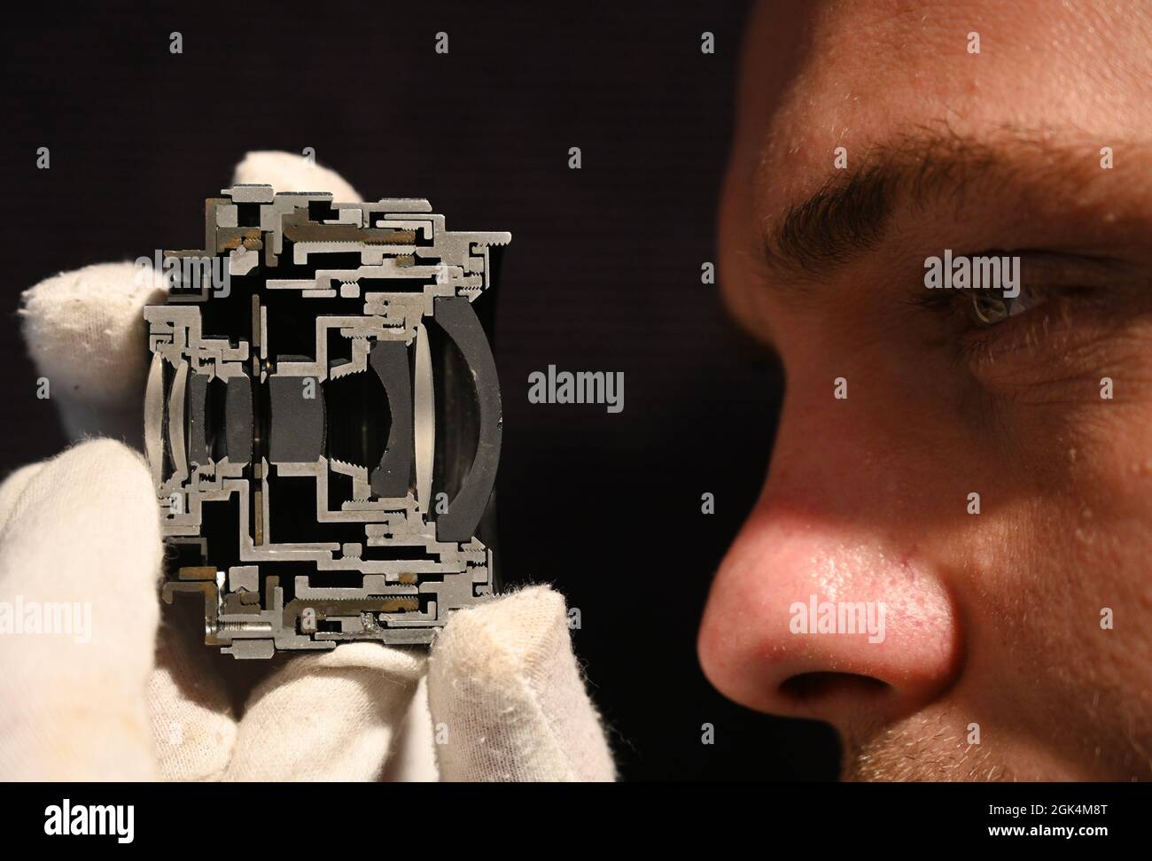 Bonhams, Knightsbridge, Londra, Regno Unito. 13 settembre 2021. La vendita di Strumenti della Scienza e della tecnologia, tra cui fotocamere, microscopi, globi e scatole musicali iconiche, si svolge il 15 settembre. Immagine: Un taglio di Leitz 2.8mm F/2.8 Elmarit-R Lens, 1970, stima £700-1,000. Credit: Malcolm Park/Alamy Live News Foto Stock