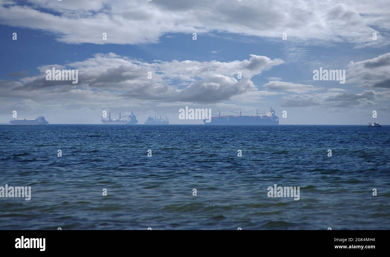 Navi in strada. Commercio internazionale e trasporto marittimo di merci. Foto Stock