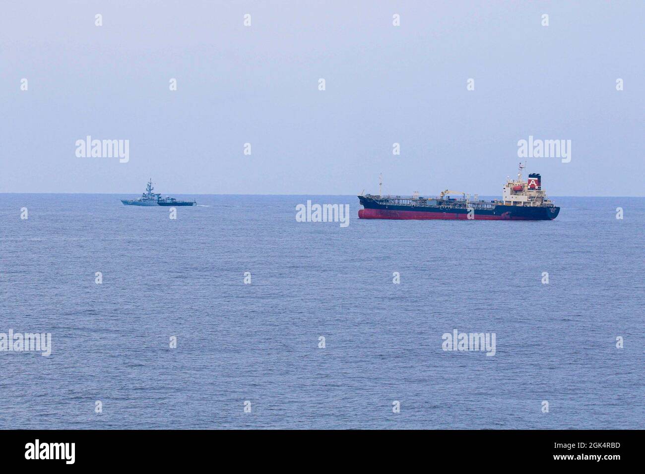 STRETTO DI MALACCA (AGO. 14, 2021) la nave da combattimento litoranea variante Indipendenza USS Tulsa (LCS 16) partecipa al SEACAT, 14 agosto 2021. Nel suo ventesimo anno, SEACAT è un esercizio multilaterale progettato per rafforzare la cooperazione tra 21 paesi del sud-est asiatico partecipanti e fornire il supporto reciproco e un obiettivo comune per affrontare crisi, contingenze e attività illegali in ambito marittimo a sostegno di un libero e aperto Indo-Pacific. Foto Stock