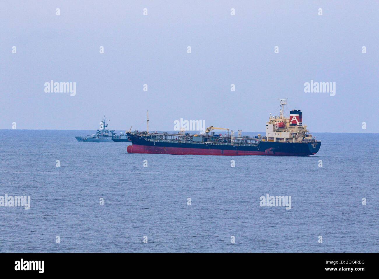 STRETTO DI MALACCA (AGO. 14, 2021) la nave da combattimento litoranea variante Indipendenza USS Tulsa (LCS 16) partecipa al SEACAT, 14 agosto 2021. Nel suo ventesimo anno, SEACAT è un esercizio multilaterale progettato per rafforzare la cooperazione tra 21 paesi del sud-est asiatico partecipanti e fornire il supporto reciproco e un obiettivo comune per affrontare crisi, contingenze e attività illegali in ambito marittimo a sostegno di un libero e aperto Indo-Pacific. Foto Stock