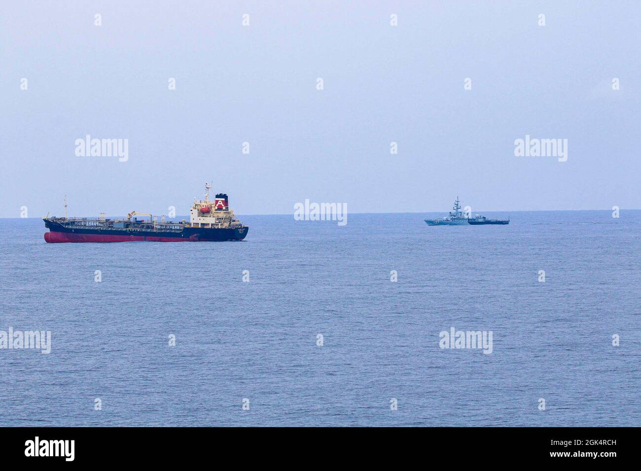 STRETTO DI MALACCA (AGO. 14, 2021) la nave da combattimento litoranea variante Indipendenza USS Tulsa (LCS 16) partecipa al SEACAT, 14 agosto 2021. Nel suo ventesimo anno, SEACAT è un esercizio multilaterale progettato per rafforzare la cooperazione tra 21 paesi del sud-est asiatico partecipanti e fornire il supporto reciproco e un obiettivo comune per affrontare crisi, contingenze e attività illegali in ambito marittimo a sostegno di un libero e aperto Indo-Pacific. Foto Stock