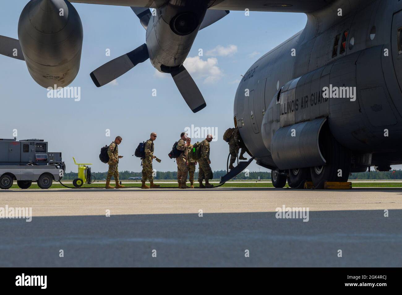 Maintainers del 127th Maintenance Group, Michigan Air National Guard, a bordo di una Illinois Air National Guard C-130 Hercules presso l'Alpena Combat Readiness Training Center, Michigan, 3 agosto 2021. I manutentori sono stati aerodati fino all'aeroporto internazionale Sawyer di Gwinn, Michigan, nella penisola superiore, per rifornire e riarmare due aerei Thunderbolt II A-10 del 127th Fighter Squadron, che partecipavano a una missione di ricerca e salvataggio di combattimento come parte dell'esercizio 21-2 dello sciopero settentrionale. Foto Stock