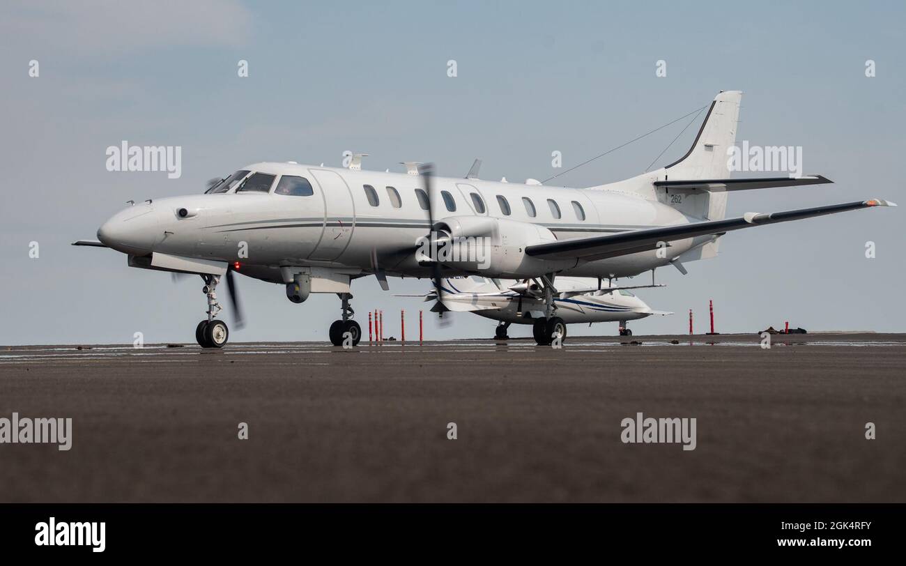 Un aereo Metroliner RC-26B dell'aeronautica degli Stati Uniti assegnato alla 162a ala dei combattenti, la Guardia Nazionale dell'aria dell'Arizona, siede sulla linea di volo prima di partire su una missione di rilevamento e di mappatura del fuoco della terra selvatica a sostegno del Servizio della Foresta degli Stati Uniti all'aeroporto di Eugene, Eugene, Ore., 1 agosto 2021. Il RC-26 è incaricato di utilizzare la sua piattaforma altamente mobile realizzando immagini a infrarossi e video degli incendi dall'alto per mappare e rilevare incendi di terre selvatiche e aree sensibili nella regione occidentale degli Stati Uniti. Gli equipaggi RC-26 sono in grado di rilevare gli hotspot prima che si trasformino in incendi e di aiutare i team a dirigersi fino al Foto Stock