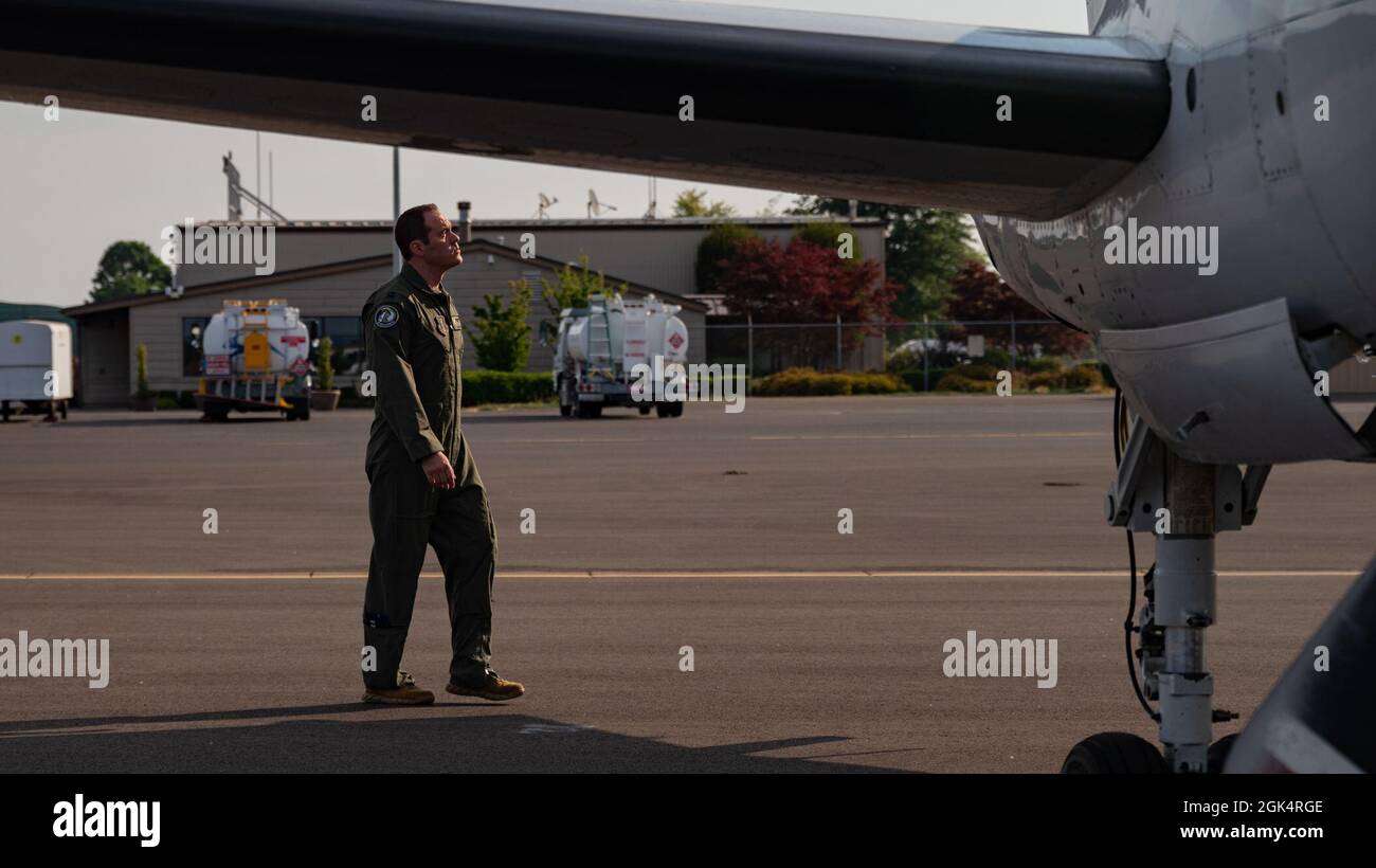 Chris Coenen, 187th Fighter Wing, Alabama Air National Guard, pilota RC-26B, esegue un controllo di preflight degli aerei Metroliner RC-26B della U.S. Air Force prima di partire per una missione di rilevamento e mappatura degli incendi selvaggi a sostegno del servizio forestale degli Stati Uniti presso l'aeroporto Eugene, Eugene, Ore., 1 agosto, 2021. Coenen sta volando con la 141esima ala di rifornimento dell'aria, la Guardia Nazionale dell'aria di Washington. L'RC-26 ha il compito di utilizzare la sua piattaforma altamente mobile realizzando immagini a infrarossi e video degli incendi dall'alto per mappare e rilevare incendi e aree sensibili nella regione occidentale Foto Stock