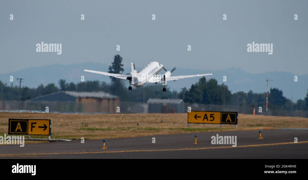 Un aereo Metroliner RC-26B della U.S. Air Force assegnato alla 162a ala dei combattenti, Arizona Air National Guard, parte per una missione di rilevamento e mappatura dei incendi nelle terre selvatiche a supporto del Servizio forestale degli Stati Uniti presso l'aeroporto Eugene, Eugene, Ore., 1 agosto 2021. Il RC-26 è incaricato di utilizzare la sua piattaforma altamente mobile realizzando immagini a infrarossi e video degli incendi dall'alto per mappare e rilevare incendi di terre selvatiche e aree sensibili nella regione occidentale degli Stati Uniti. Gli equipaggi RC-26 sono in grado di rilevare gli hotspot prima che diventino incendi e di aiutare i team a raggiungere tali sedi. Prima forza aerea (Air Foto Stock