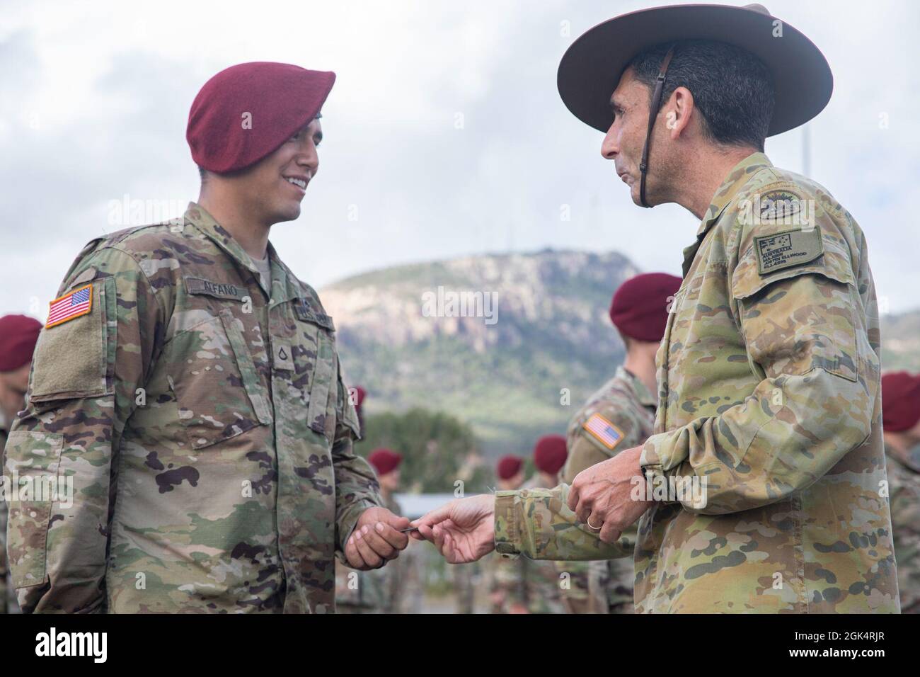 Jake Ellwood, il comandante della Joint Task Force 660, premia le ali onorarie del paracadute australiano ai paracadutisti dell'esercito degli Stati Uniti con il terzo battaglione, il 509° reggimento di fanteria del paracadutismo, il 4° team di combattimento delle Brigate di fanteria (Airborne), la 25° divisione di fanteria, Durante una cerimonia di premiazione come parte dell'esercitazione Talisman Saber 21 a Lavarack Barracks in Townsville, Queensland, Australia, 1 agosto 2021. I paracadutisti dell'Esercito degli Stati Uniti si sono guadagnati le ali onorarie australiane del paracadute il 28 luglio 2021, dove hanno condotto un'operazione di paracadute per garantire "Drop zone Kangaroo" vicino Charter Towers, Queens Foto Stock