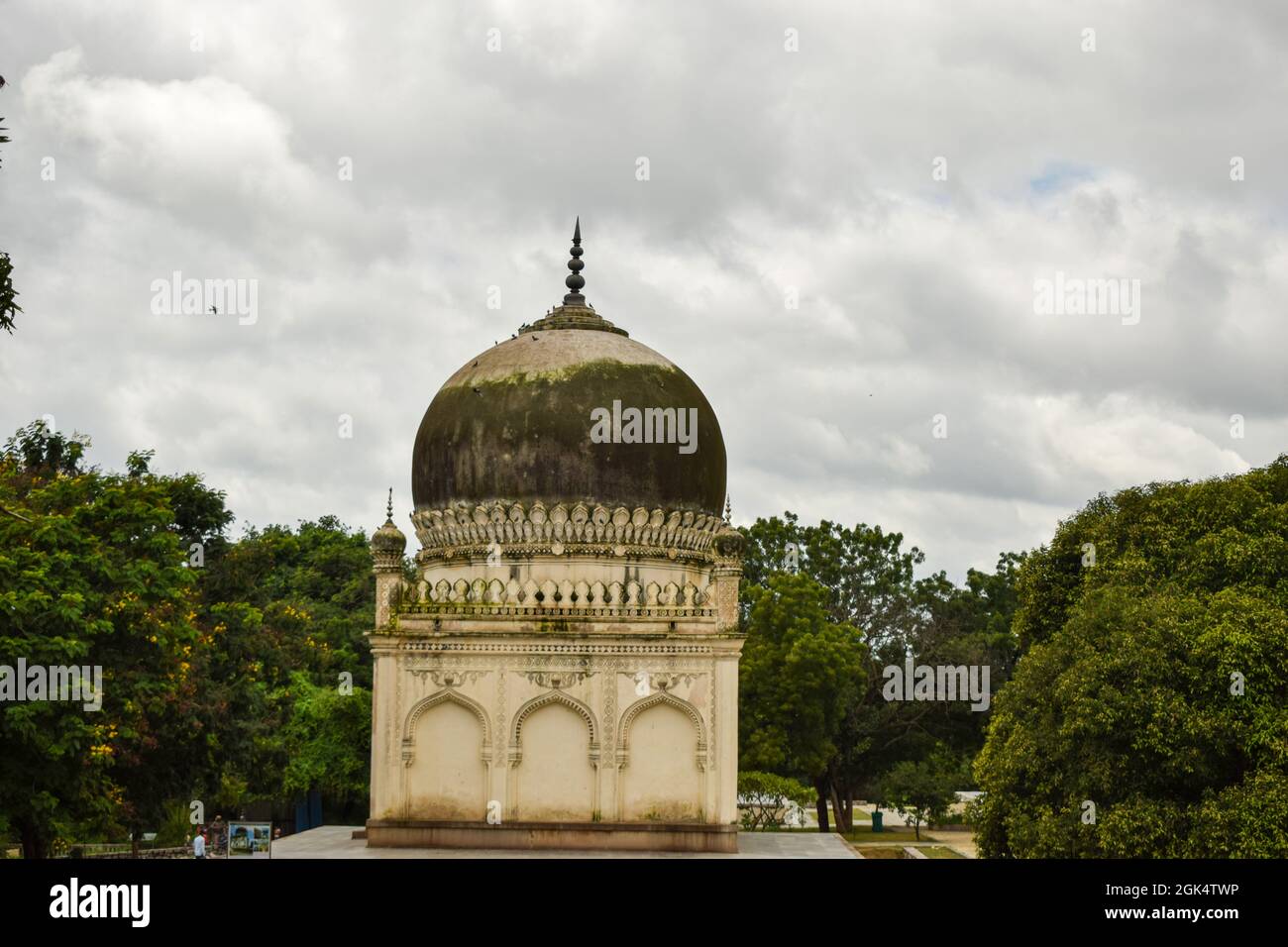 Antica architettura Islamica archi a punta sette tombe cupola e Blue Sky Green Trees Foto Stock