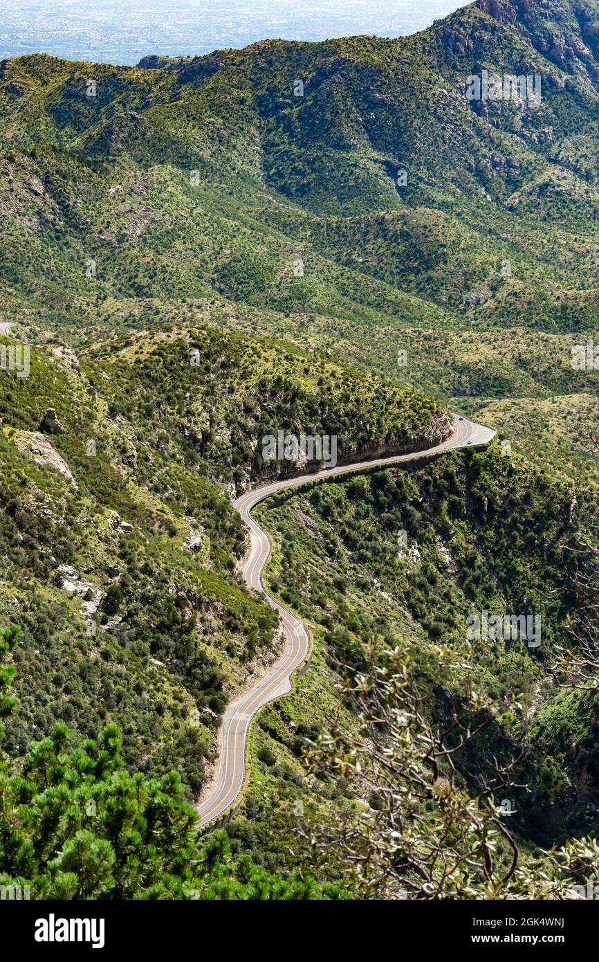 Catalina Highway passando attraverso la gamma di Mount Lemmon come visto dal Windy Point Vista. Foto Stock