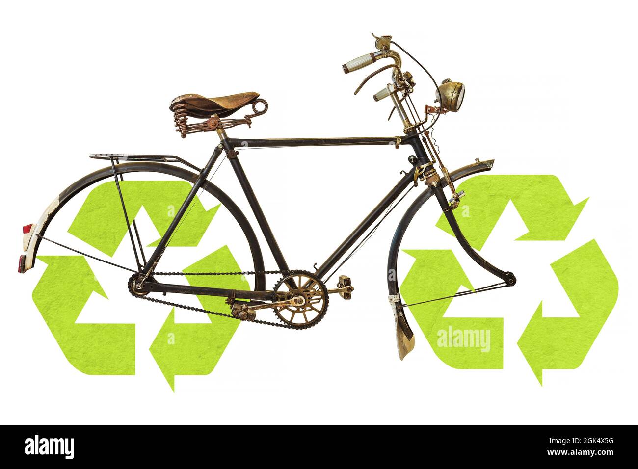 Bicicletta arrugginita vintage con simboli di riciclo come ruote isolate su sfondo bianco Foto Stock