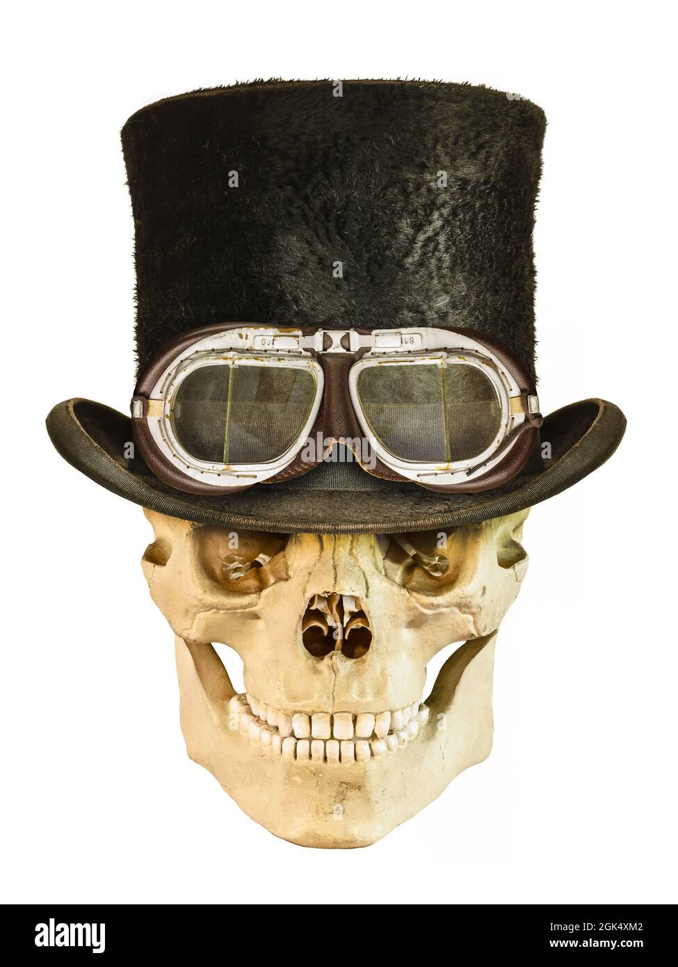 Cranio sorridente steampunk con cappello vintage e occhiali di protezione in pelle isolati su sfondo bianco Foto Stock
