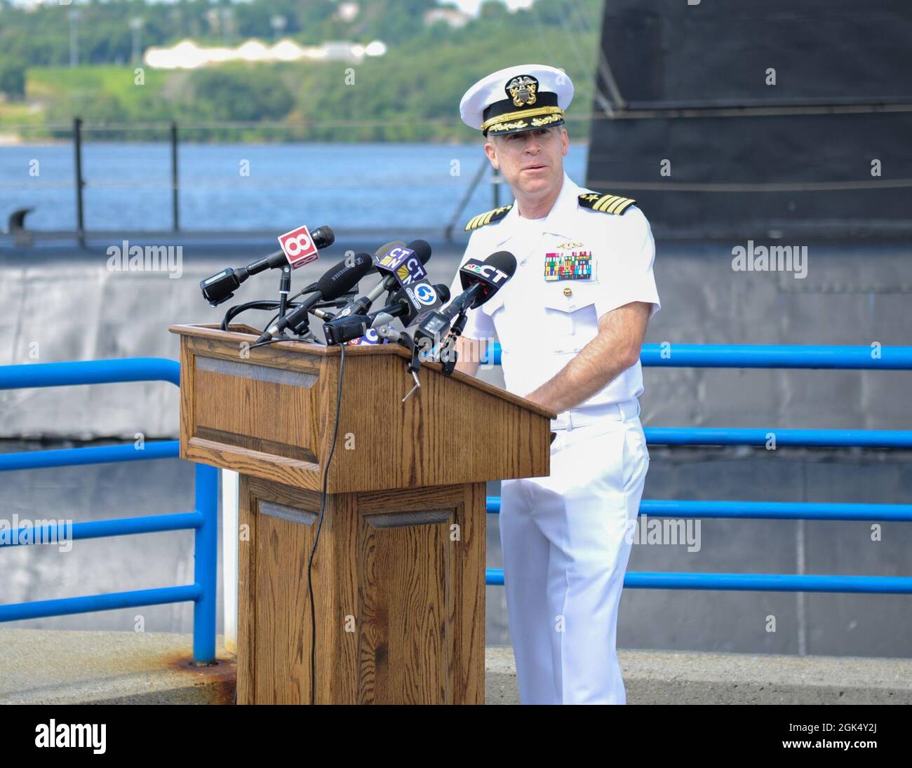 210802-N-EJ843-0014 GROTON, Conn. (Agosto 02, 2021) Naval Submarine base (SUBASE) New London Commanding Officer Capt. Todd Moore fornisce osservazioni di benvenuto in una cerimonia tenuta alla nave storica Nautilus (SSN 571) dove il governatore del Connecticut Ned Lamont ha firmato in legge Public Act 21-152, che rende più facile per i coniugi militari ottenere licenze professionali. Secondo il Dipartimento della Difesa, circa il 35% dei coniugi militari della forza lavoro lavora in professioni che richiedono licenze o certificazioni statali. Foto Stock