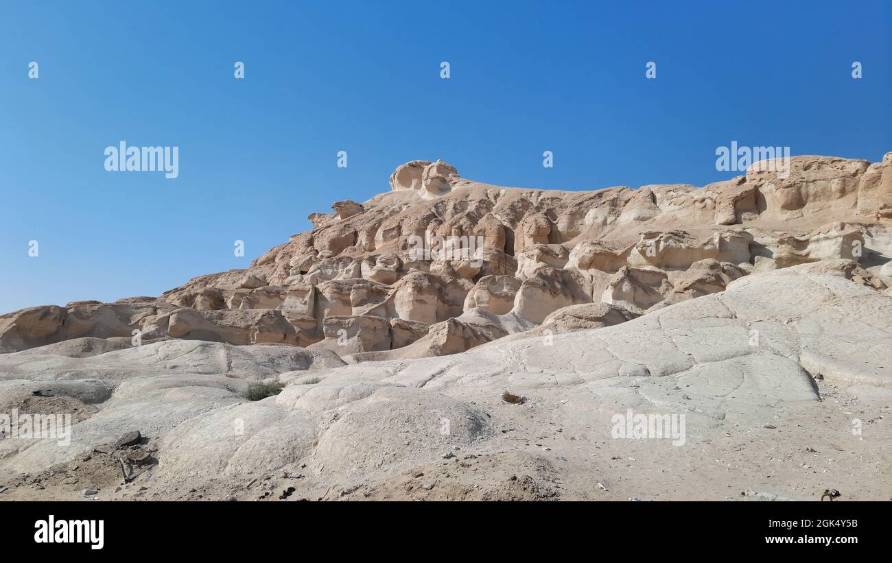 H, ARABIA SAUDITA - 20 agosto 2021: Le bellissime montagne di al Qarah, al Hofuf, Arabia Saudita durante la luce del giorno Foto Stock