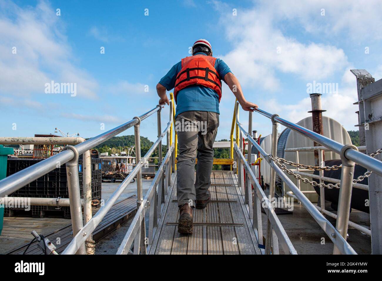 Un ingegnere di progetto sale su una barca di traino per la flotta di capacità media mentre l'equipaggio della flotta inizia i lavori principali al Montgomery Locks and Dam, gestito dal U.S. Army Corps of Engineers Pittsburgh District, sul fiume Ohio nella contea di Beaver, Pennsylvania, 2 agosto 2021. L'equipaggio medio della flotta ha iniziato a lavorare a Montgomery L/D alla fine di luglio, e trascorreranno circa un mese per sostituire e riparare i componenti del sistema di cancelli e delle valvole. Foto Stock