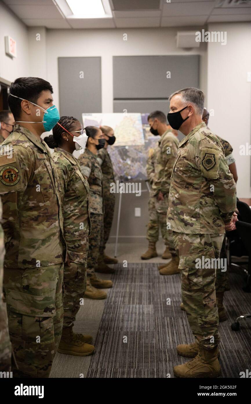 Glen VanHerck, comandante del North American Aerospace Defense Command e del U.S. Northern Command, e U.S. Marine Corps Sgt. James Porterfield, NORAD e USNORTHCOM Command Senior Enlisted leader (CSEL), hanno visitato la Task Force Eagle a ft. Lee, Virginia, 3 agosto 2021 per vedere il personale di supporto in prima persona e ringraziarli per i loro risultati impressionanti. Il Gen. VanHerck ha evidenziato l’incredibile sostegno da parte del Dipartimento della Difesa per quella che lui ha definito una “nobile missione”. Oltre all'incontro con il Dipartimento della Difesa, il Dipartimento di Stato, gli organismi non governativi Foto Stock