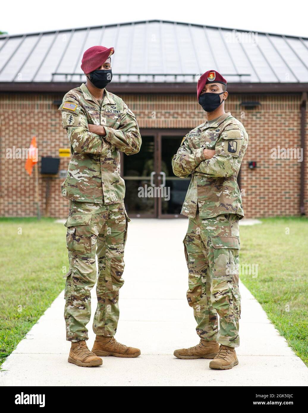 CPL dell'esercito degli Stati Uniti. Christian Simmons e CPL. Tadow McDonald, assegnato alla 55° Signal Company (Combat Camera), 21° Signal Brigade, indossa le maschere mentre si trova di fronte alla sede centrale della loro unità a Fort George G. Meade, Maryland, 3 agosto 2021. In base alle indicazioni contenute in un memorandum del DOD pubblicato il 28 luglio 2021, le aree di trasmissione di una comunità consistente o elevata richiedono membri del servizio, dipendenti federali, dipendenti di appaltatori in loco e visitatori, indipendentemente dal loro stato di vaccinazione, Indossare una maschera in un ambiente interno e altre strutture di proprietà o affittate dal DoD. Foto Stock