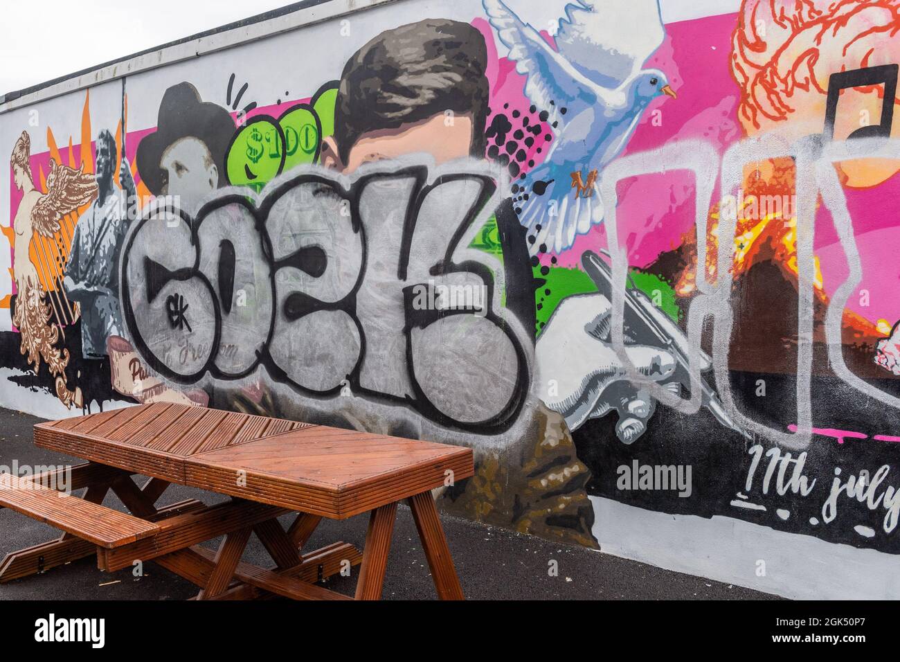 Clonakilty, West Cork, Irlanda. 13 settembre 2021. La gente del posto di Clonakilty si è svegliata stamattina in una città coperta di graffiti. Il murale di Michael Collins su Kent Street nella città è stato vandalizzato male, così come altre località della città. Un uomo è stato arrestato per sospetto di commettere il reato. Credit: AG News/Alamy Live News Foto Stock