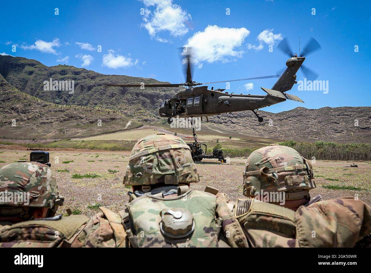 I piloti assegnati a 225 “Wolfpack” Company 25th Infantry Division, conducono ascensori a sostegno di un BTRY, 3-7 fa 2-gun artiglieria raid il 03 agosto 2021 nelle vicinanze della Makua Valley Training Area. Questo corso ha migliorato la competenza nella conduzione di RAID AASLT con gli howitzer M119A3 in preparazione alle operazioni future. Foto Stock