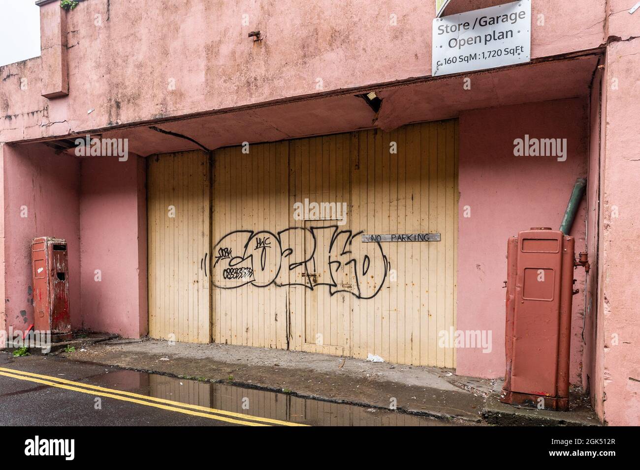 Clonakilty, West Cork, Irlanda. 13 settembre 2021. La gente del posto di Clonakilty si è svegliata stamattina in una città coperta di graffiti. Il murale di Michael Collins su Kent Street nella città è stato vandalizzato male, così come altre località della città. Un uomo è stato arrestato per sospetto di commettere il reato. Questo era in Clarke Street. Credit: AG News/Alamy Live News Foto Stock