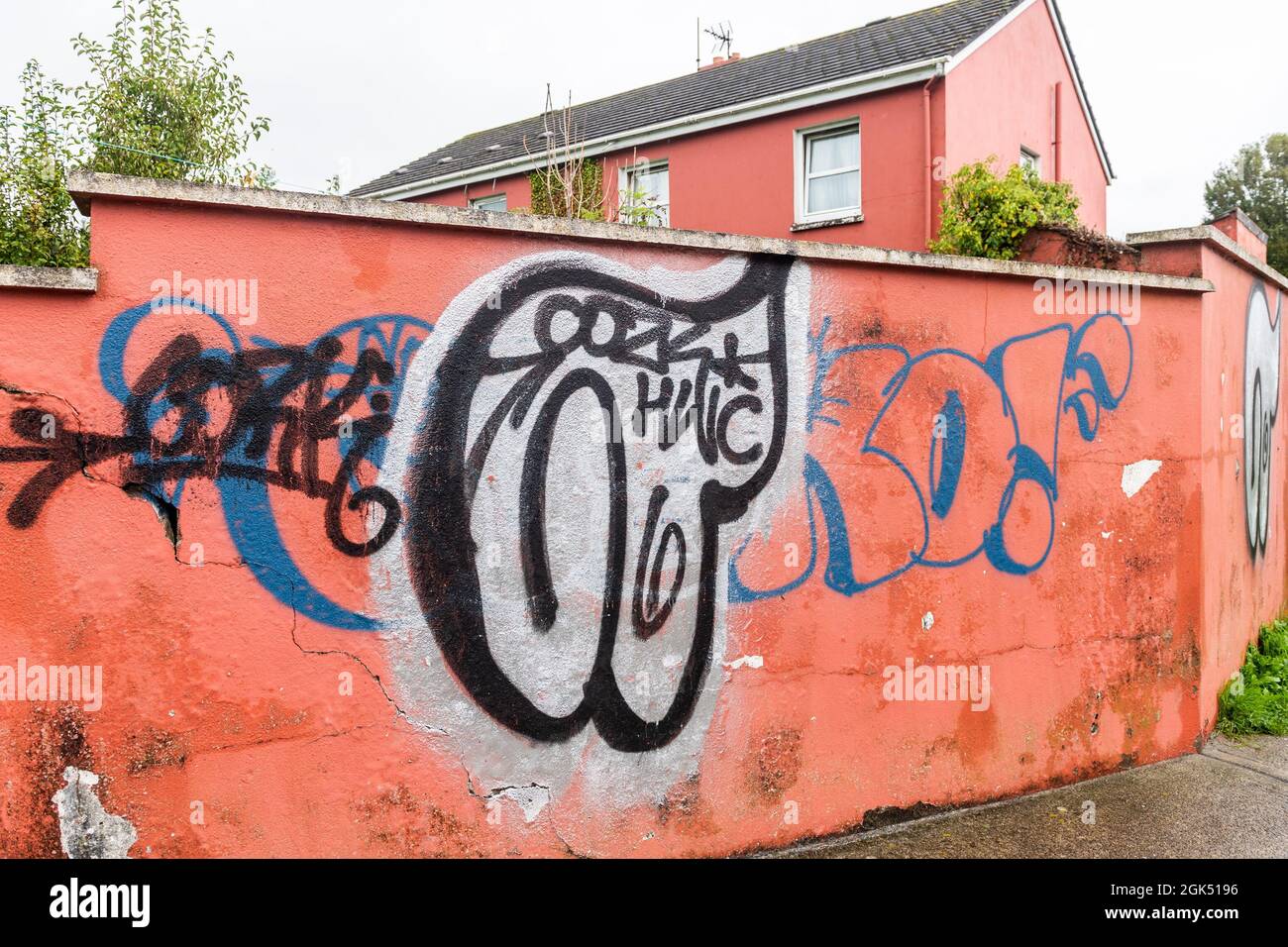 Clonakilty, West Cork, Irlanda. 13 settembre 2021. La gente del posto di Clonakilty si è svegliata stamattina in una città coperta di graffiti. Il murale di Michael Collins su Kent Street nella città è stato vandalizzato male, così come altre località della città. Un uomo è stato arrestato per sospetto di commettere il reato. Questo era a Tawnies Crescent. Credit: AG News/Alamy Live News Foto Stock