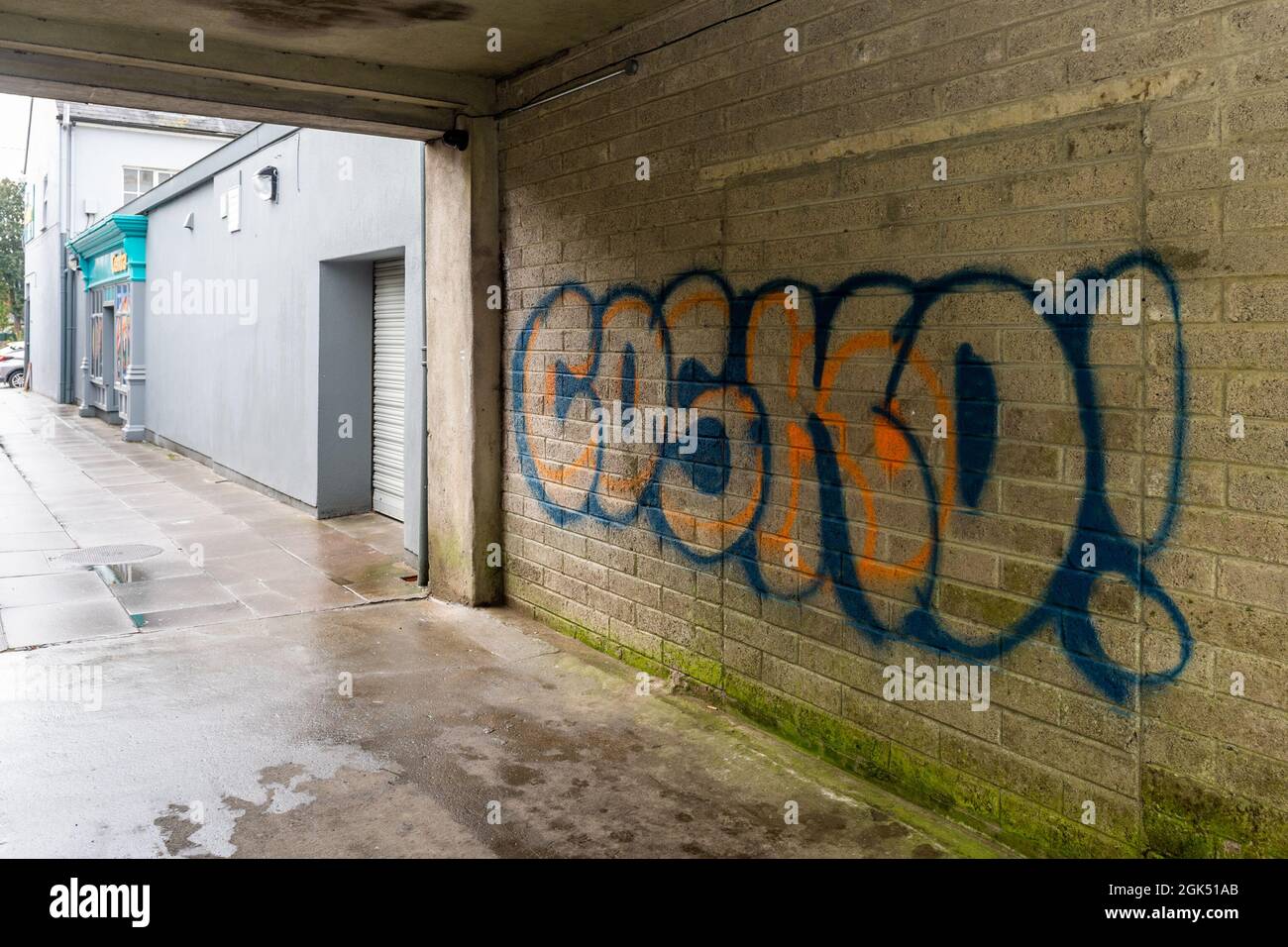 Clonakilty, West Cork, Irlanda. 13 settembre 2021. La gente del posto di Clonakilty si è svegliata stamattina in una città coperta di graffiti. Il murale di Michael Collins su Kent Street nella città è stato vandalizzato male, così come altre località della città. Un uomo è stato arrestato per sospetto di commettere il reato. Anche il vandalizzato nei pressi di Centra. Credit: AG News/Alamy Live News Foto Stock