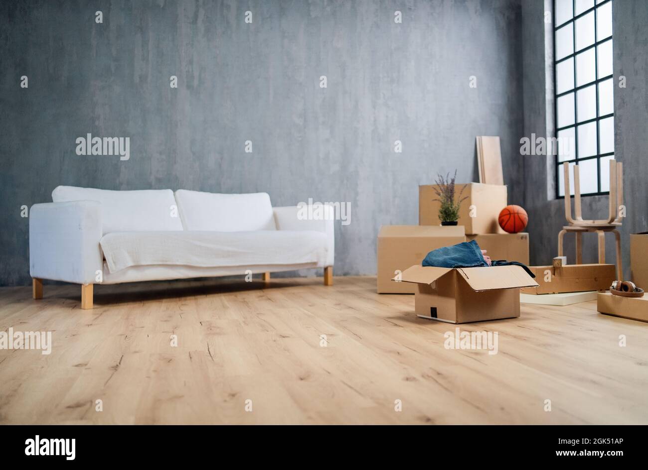 Soggiorno vuoto con scatole di cardbord pronto per disimballare, concetto di casa in movimento. Foto Stock