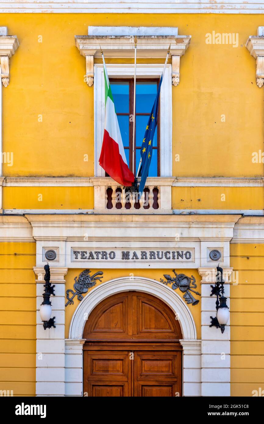 Facciata del Teatro Marrucino, Chieti, Italia Foto stock - Alamy