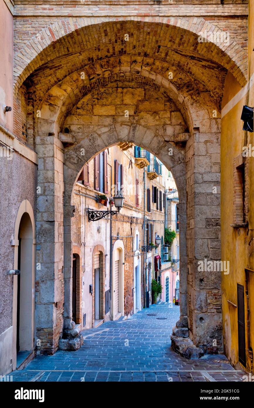Porta Pescara, Chieti Foto stock - Alamy