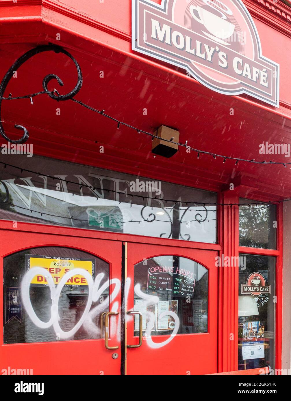 Clonakilty, West Cork, Irlanda. 13 settembre 2021. La gente del posto di Clonakilty si è svegliata stamattina in una città coperta di graffiti. Il murale di Michael Collins su Kent Street nella città è stato vandalizzato male, così come altre località della città. Un uomo è stato arrestato per sospetto di commettere il reato. Credit: AG News/Alamy Live News Foto Stock