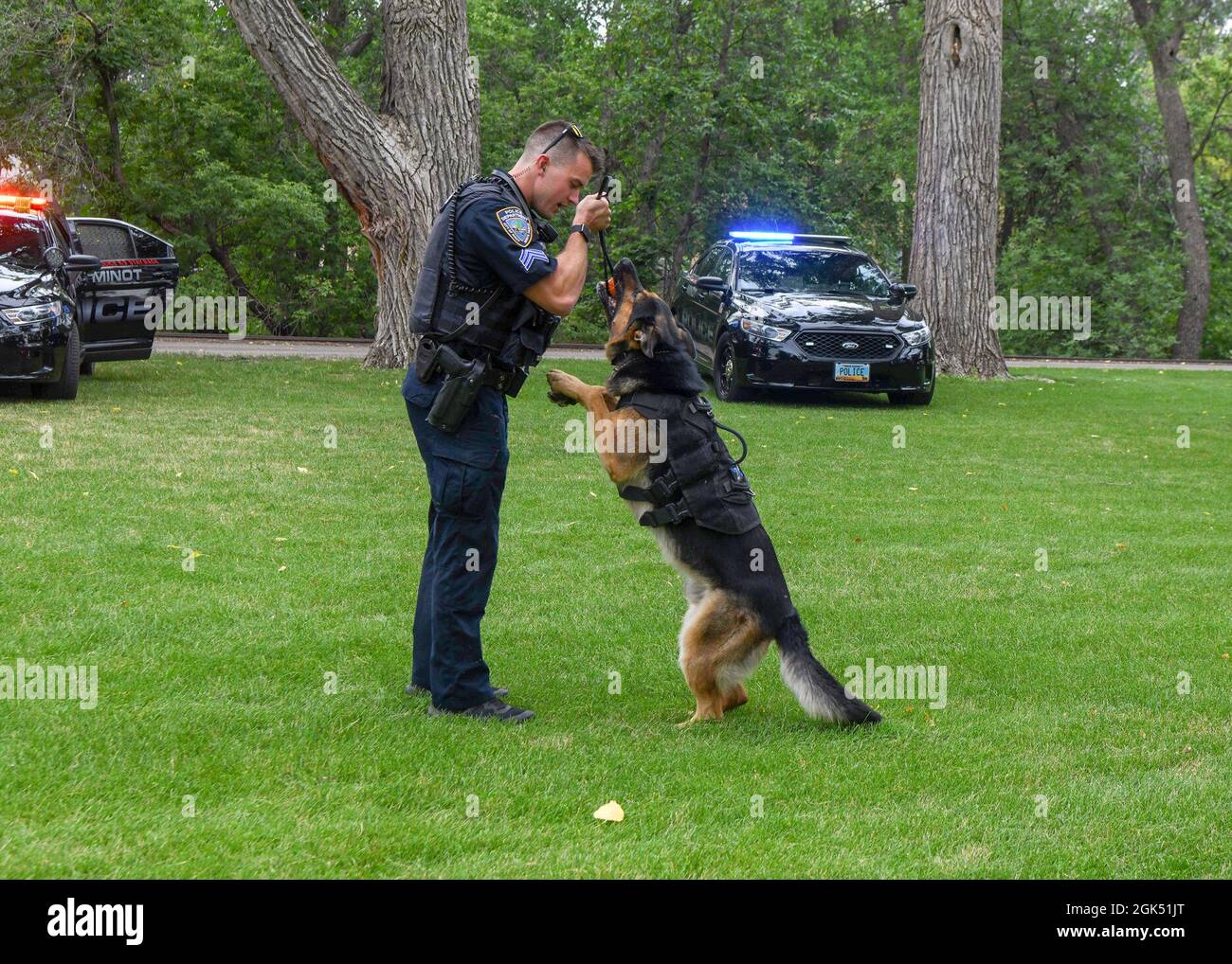 Il Dipartimento di polizia di Minot ospita National Night out al Roosevelt Park il 3 agosto 2021, a Minot, North Dakota. Un evento Minot annuale dal 2010, incoraggia i partenariati tra la polizia e la comunità ed ha mostrato l'elicottero NorthStar Criticaire, i primi soccorritori, la musica, i giochi, il cibo, Premi, cabine didattiche, dimostrazioni K-9, veicoli blindati e attrezzature delle forze dell'ordine, tra cui le forze dell'aviazione degli Stati Uniti e l'Ufficio delle indagini speciali. Foto Stock