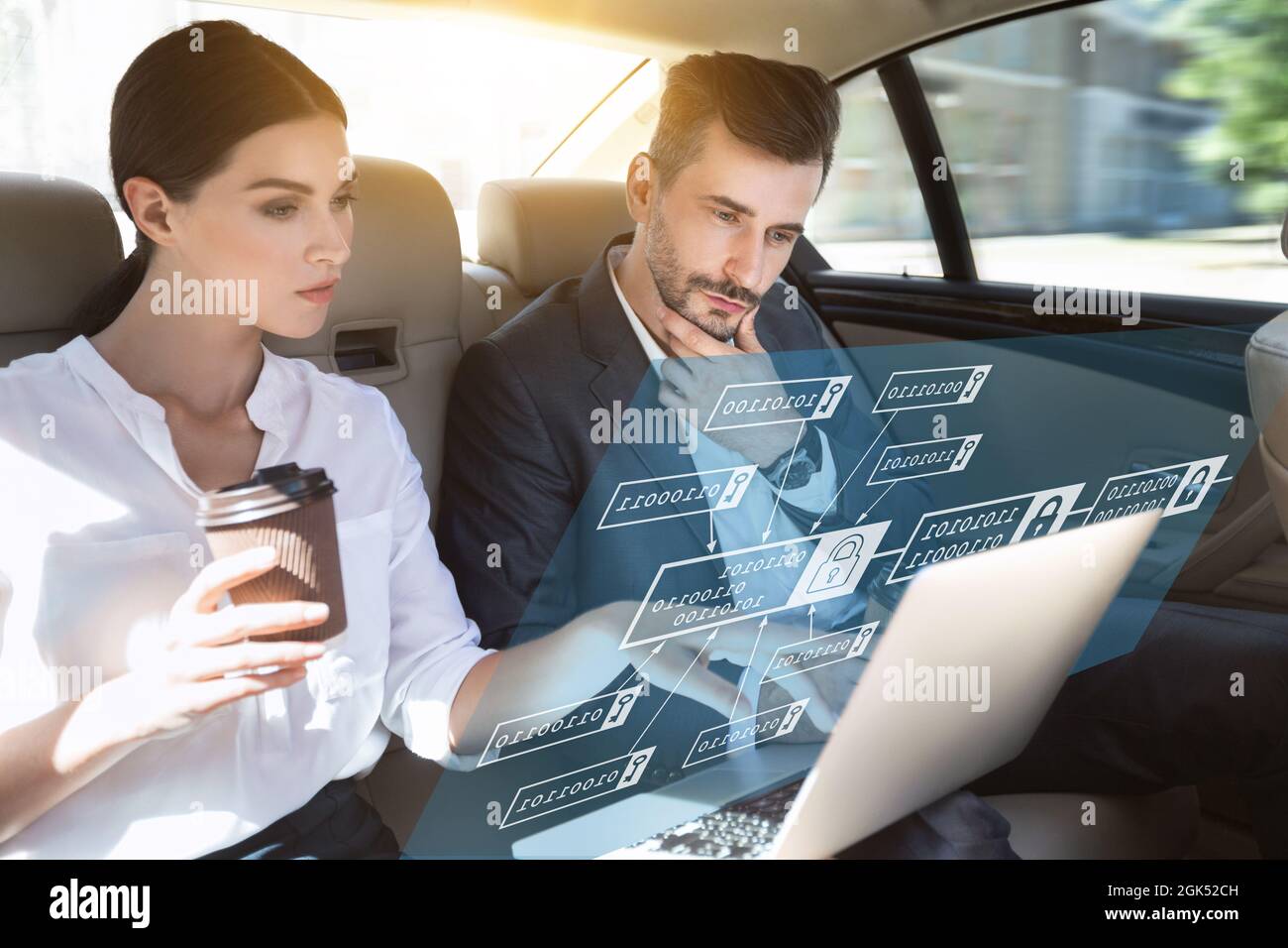 Pensivo concentrato successo caucasico millenario uomo d'affari e donna guardare ologramma digitale su laptop in auto Foto Stock