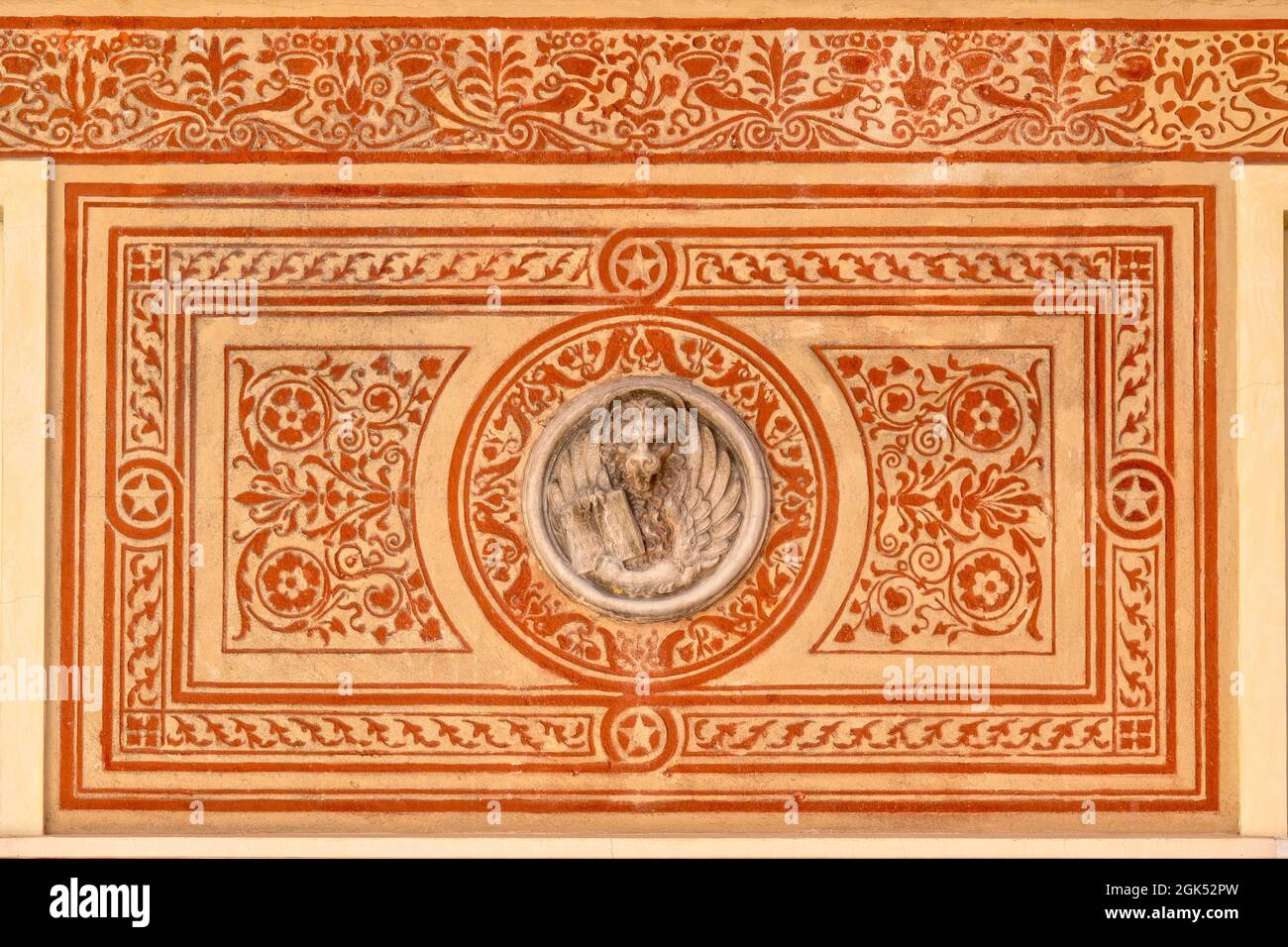 Leone di San Marco di Annibale de Lotto sulla facciata del Palazzetto Veneziani, Chieti, Italia Foto Stock