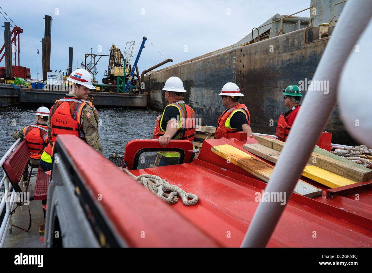 Il corpo degli ingegneri dell'esercito degli Stati Uniti, il distretto di Baltimora, i dipendenti e gli appaltatori di dragaggio Cashman navigano nella Chesapeake Bay durante un tour di immersione a Poplar Island nella contea di Talbot, Md., 3 agosto 2021. Poplar Island è un progetto di restauro ambientale. Lo sviluppo si basa su materiale dragato dai canali di avvicinamento al porto di Baltimora per ripristinare l'habitat dell'isola remota persa all'interno della baia di Chesapeake. Foto Stock