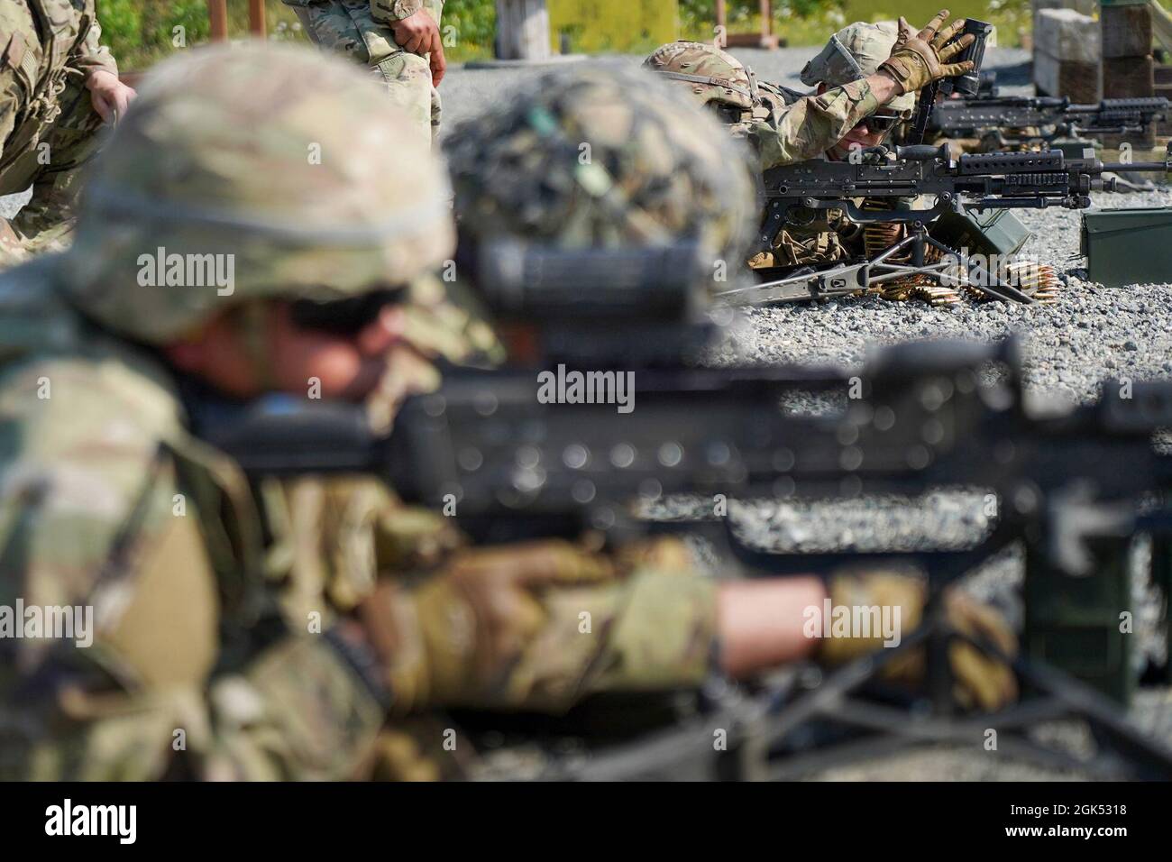 Paracadutisti assegnati al 6° Battaglione tecnico Brigata (Airborne), 4° Team di combattimento Brigata di fanteria (Airborne), 25° Divisione fanteria, US Army Alaska, spara mitragliatrici M240B mentre si allenano a fuoco vivo presso la Statler Range sulla Joint base Elmendorf-Richardson, Alaska, 3 agosto 2021. I soldati praticarono l'identificazione e l'impegno di bersagli a varie distanze per consolidare la loro competenza con le armi in un supporto da tiro. Foto Stock