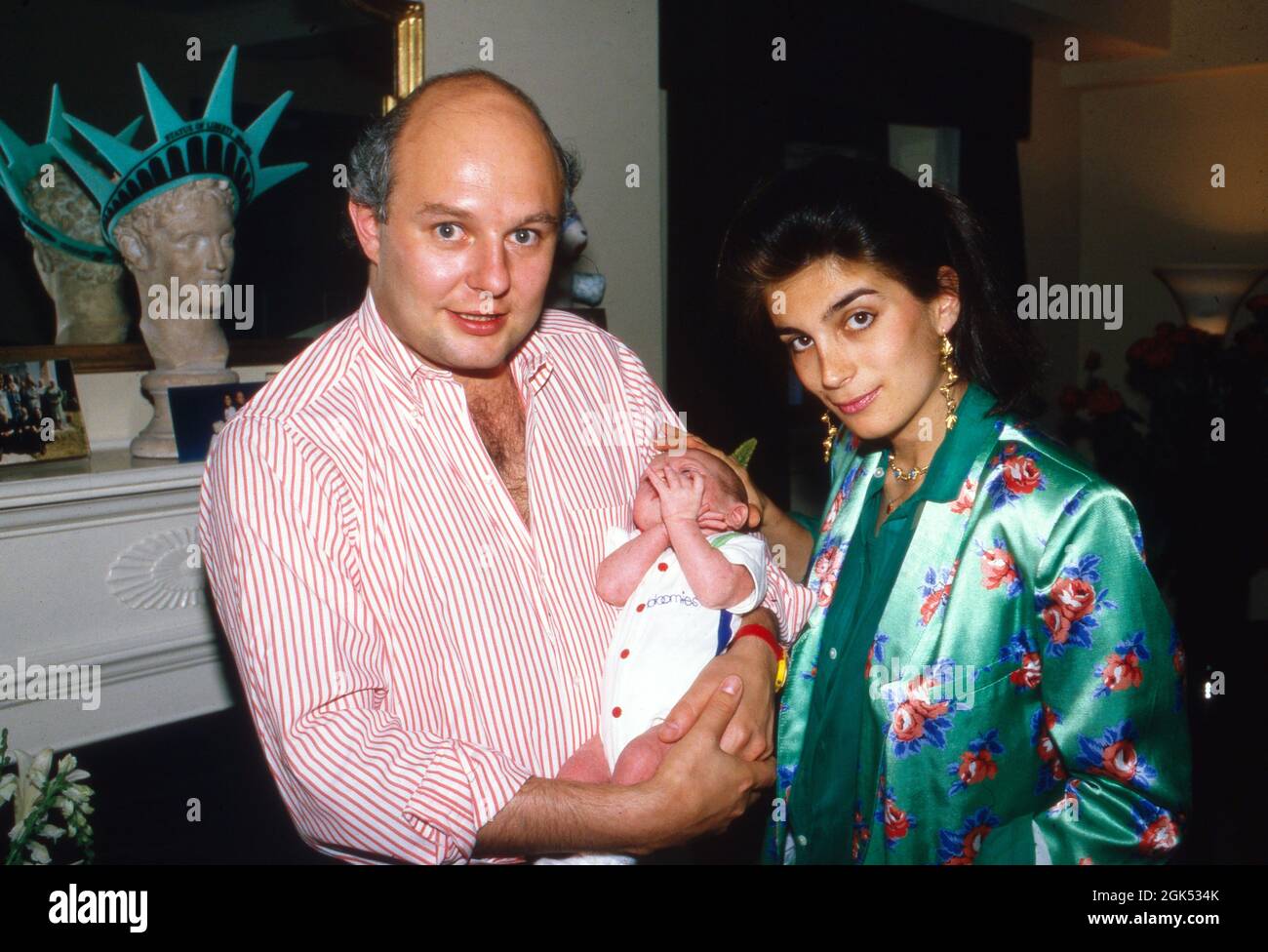 Rolf Sachs mit Ehefrau Maryam und dem neugeborenen Sohn Philipp Gunter, Deutschland 1986. Rolf Sachs con la moglie Maryam e il figlio nascente Philipp Gunter, Germania 1986. Foto Stock