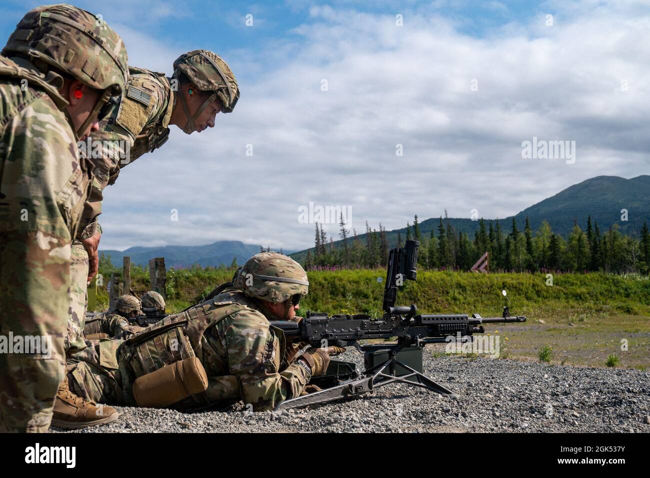 Paracadutisti assegnati al 6° Battaglione tecnico Brigata (Airborne), 4° Team di combattimento Brigata di fanteria (Airborne), 25° Divisione fanteria, US Army Alaska, spara mitragliatrici M240B mentre si allenano a fuoco vivo allo Statler Range sulla Joint base Elmendorf-Richardson, Alaska, 3 agosto 2021. I soldati praticarono l'identificazione e l'impegno di bersagli a varie distanze per consolidare la loro competenza con le armi in un ruolo di supporto da fuoco. Foto Stock