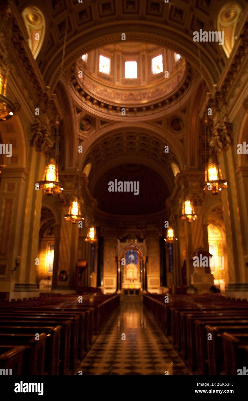 Navata principale e altare, Cattedrale di San Pietro e Paolo, Philadelphia, Pennsylvania, Stati Uniti Foto Stock