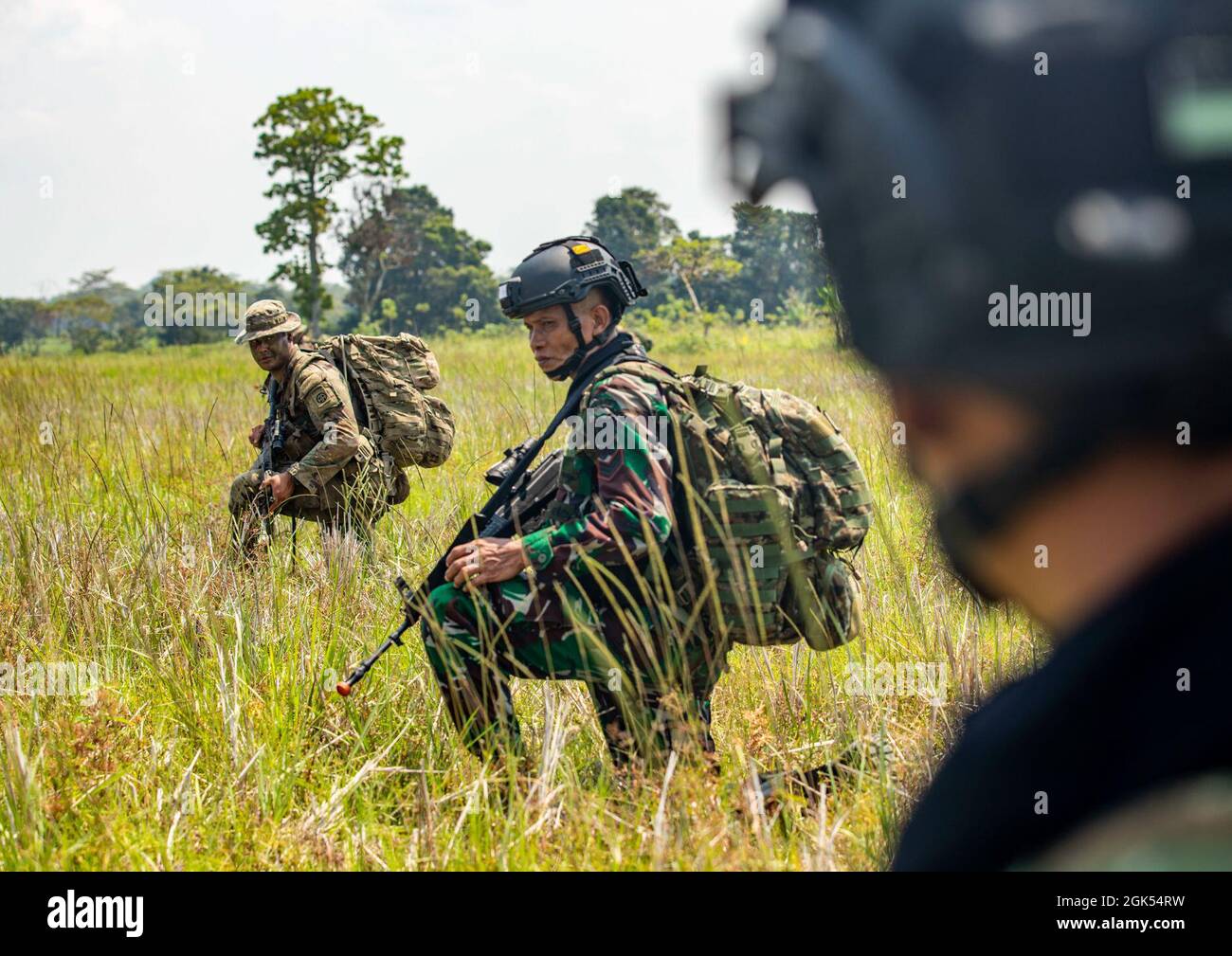 I soldati dell'esercito degli Stati Uniti con la 82.a divisione aerea e le truppe di Tentara Nasional Indonesia (forze armate indonesiane) conducono un'operazione di entrata forzabile congiunta all'area di addestramento di Baturaja, il 4 agosto 2021. Garuda Shield 21 è un'esercitazione congiunta di due settimane tra l'esercito degli Stati Uniti e l'Indonesia di Tentara Nasional (TNI-ad Indonesia Armate Forces). Lo scopo di questo esercizio congiunto è quello di migliorare e arricchire la capacità di guerra nella giungla sia dell'esercito degli Stati Uniti che dell'esercito indonesiano. Foto Stock