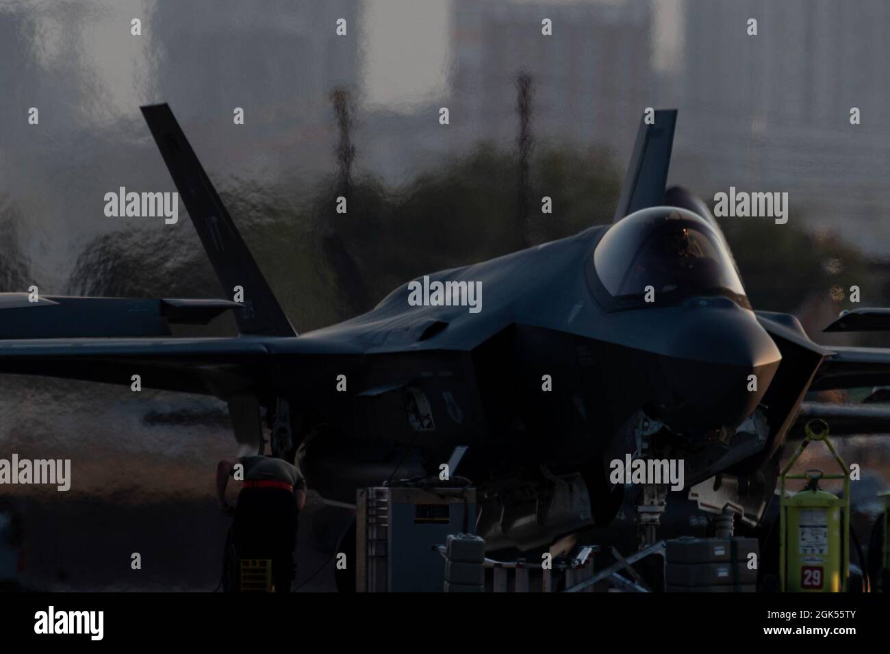 A F-35A Lightning II, assegnato al 134th Fighter Squadron, Vermont Air National Guard inizia a prendere un taxi per il decollo durante la bandiera rossa 21-3 alla base dell'aeronautica di Nellis, Nevada, 4 agosto 2021. RF-N 21-3 è diverso da qualsiasi allarme rosso precedente. Il team CTS 414 si sta sviluppando sui più impegnativi segnali d'allarme della storia recente. La nostra nazione di Aggressor viene liberata dal fatto che perfezionano la replica delle minacce, applicano minacce avanzate e funzionalità di jamming e aumentano le funzionalità delle minacce per massimizzare la formazione in ambienti non permissivi. Foto Stock